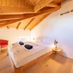 Dreamy Lakeview Attic Escape 아파트 *