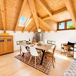 Apartment Dreamy Lakeview Attic Escape *