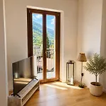 Dreamy Lakeview Attic Escape Apartment *