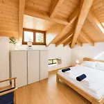 Dreamy Lakeview Attic Escape Apartment *