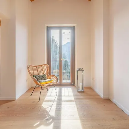 Dreamy Lakeview Attic Escape Apartment *