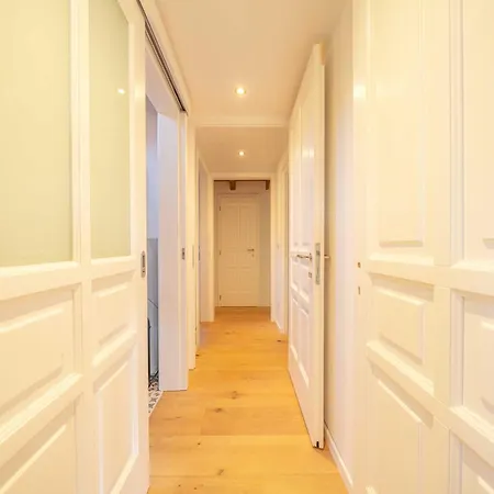 Dreamy Lakeview Attic Escape Apartment Brezzo