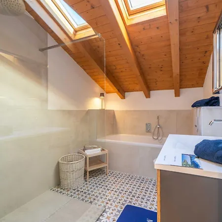 Dreamy Lakeview Attic Escape Apartment