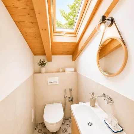 Dreamy Lakeview Attic Escape Apartment