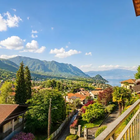 Dreamy Lakeview Attic Escape Appartamento Brezzo