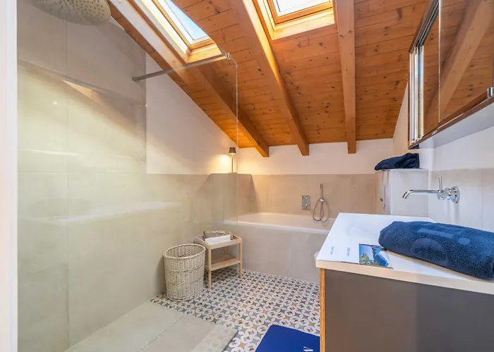 Dreamy Lakeview Attic Escape Apartament