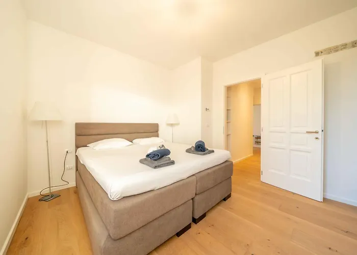 Dreamy Lakeview Attic Escape Apartament Brezzo