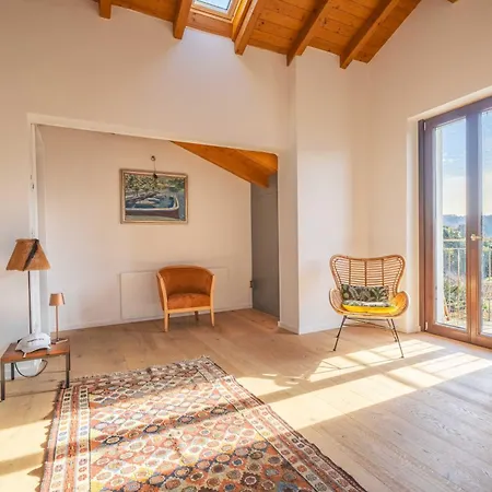 Dreamy Lakeview Attic Escape Apartmán Brezzo