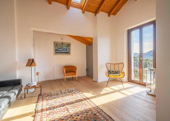 Dreamy Lakeview Attic Escape Apartmán Brezzo