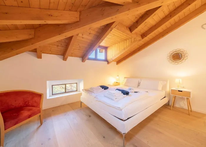 Dreamy Lakeview Attic Escape *